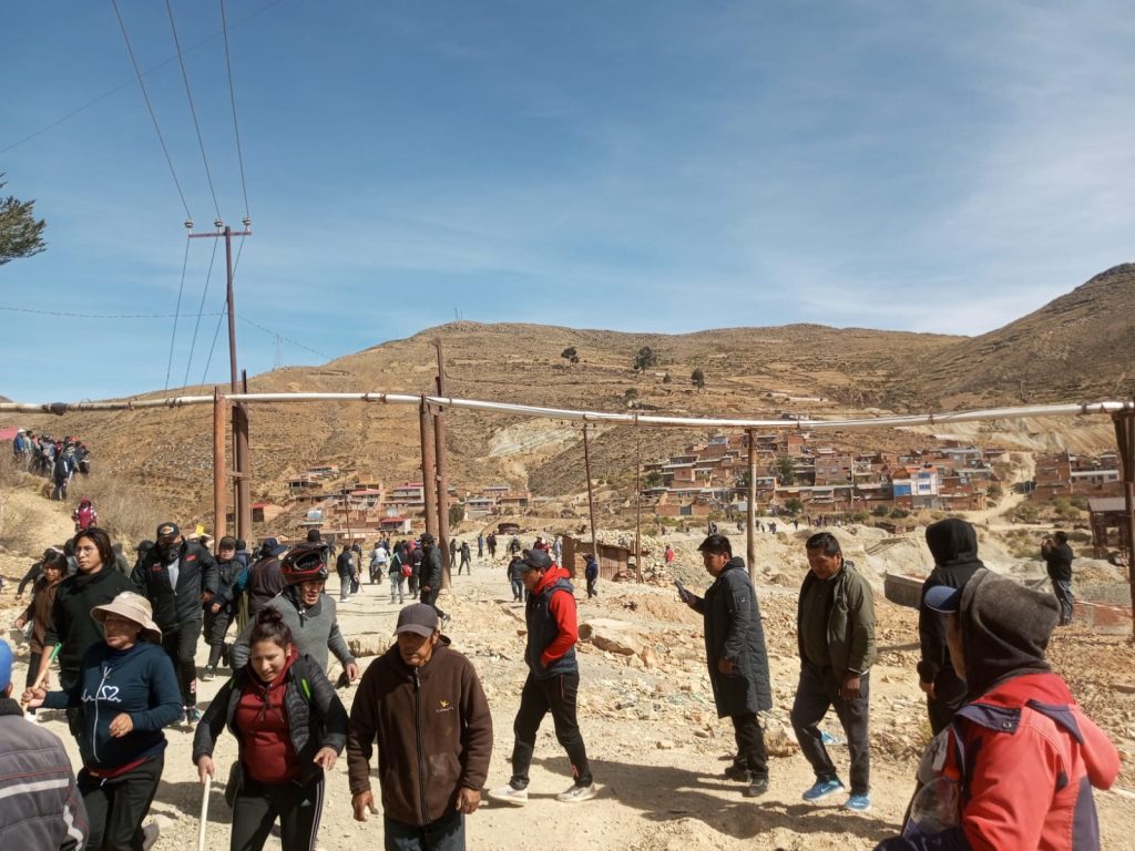 Los pobladores del municipio de Llallagua durante los enfrentamientos. Foto: RRSS
