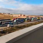 Bloqueos en La Paz: Choferes cierran rutas por falta de diésel y pasajeros caminan kilómetros