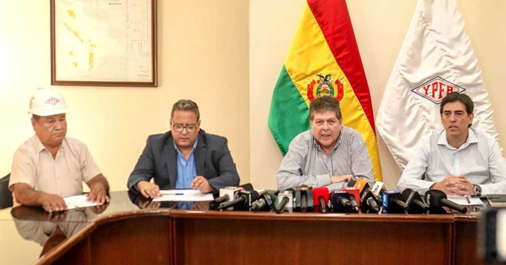 TRABAJADORES-Y-EJECUTIVOS-DE-YPFB