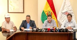 TRABAJADORES-Y-EJECUTIVOS-DE-YPFB