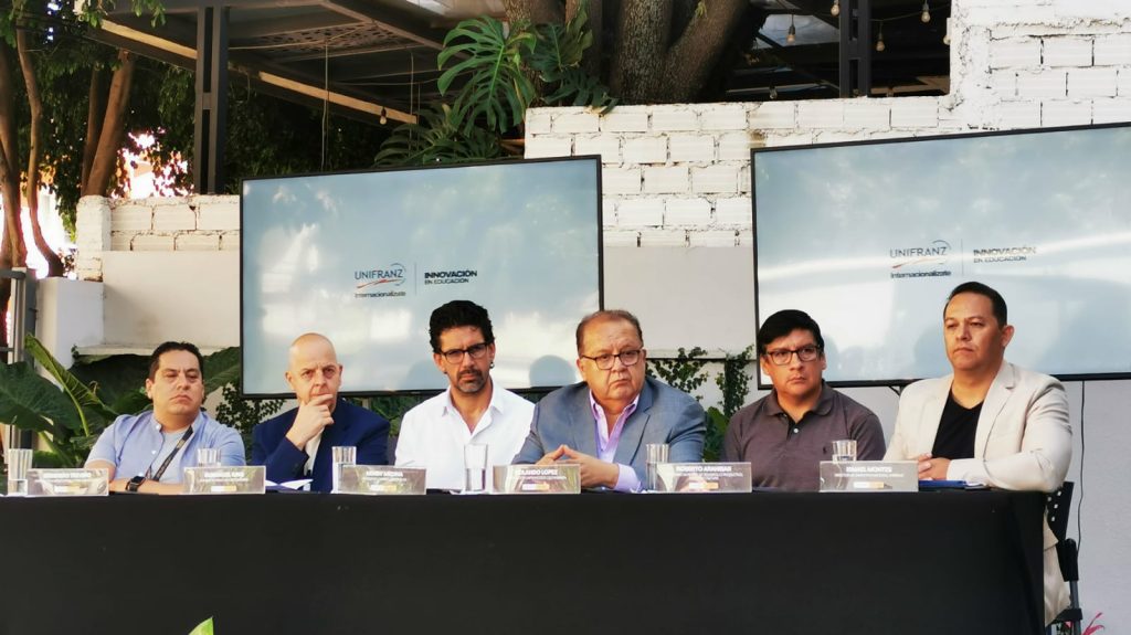 Las autoridades y organizadores durante la conferencia de prensa en Unifranz.