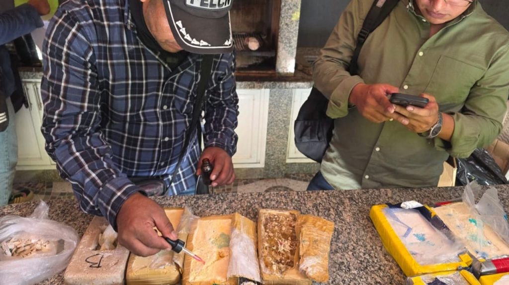 Hallan paquetes de presunta droga en unidad policial.