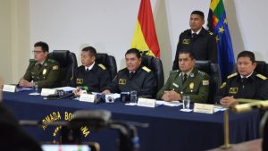 Autoridades de la Armada y la Policía en conferencia de prensa.
