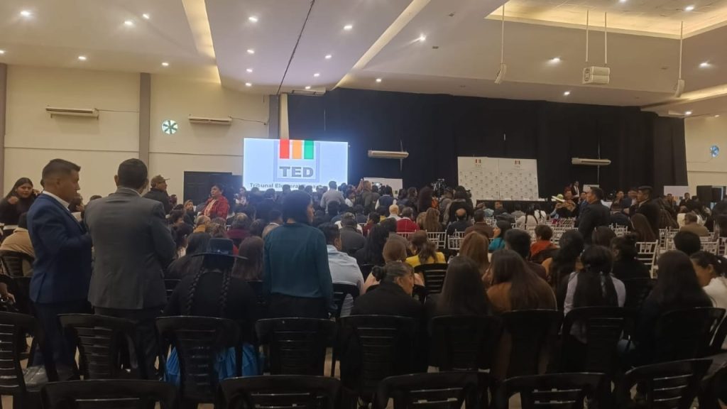 Acto de entrega de credenciales a autoridades electas de Cochabamba.
