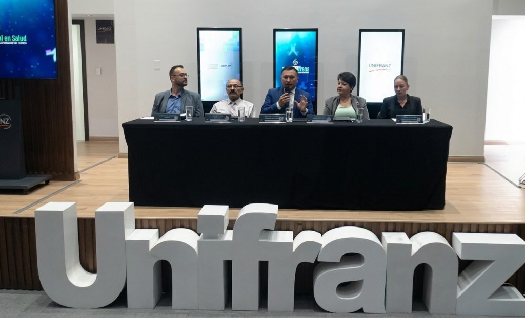 Autoridades durante la conferencia de prensa.