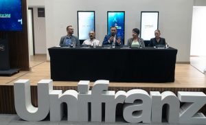 Autoridades durante la conferencia de prensa.