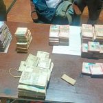 Beni: Caso “encomienda” se amplía con el hallazgo de más de Bs un millón, dólares y un arma