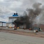 Bloqueadores queman minibús del Ministerio de Gobierno y saquean oficinas estatales
